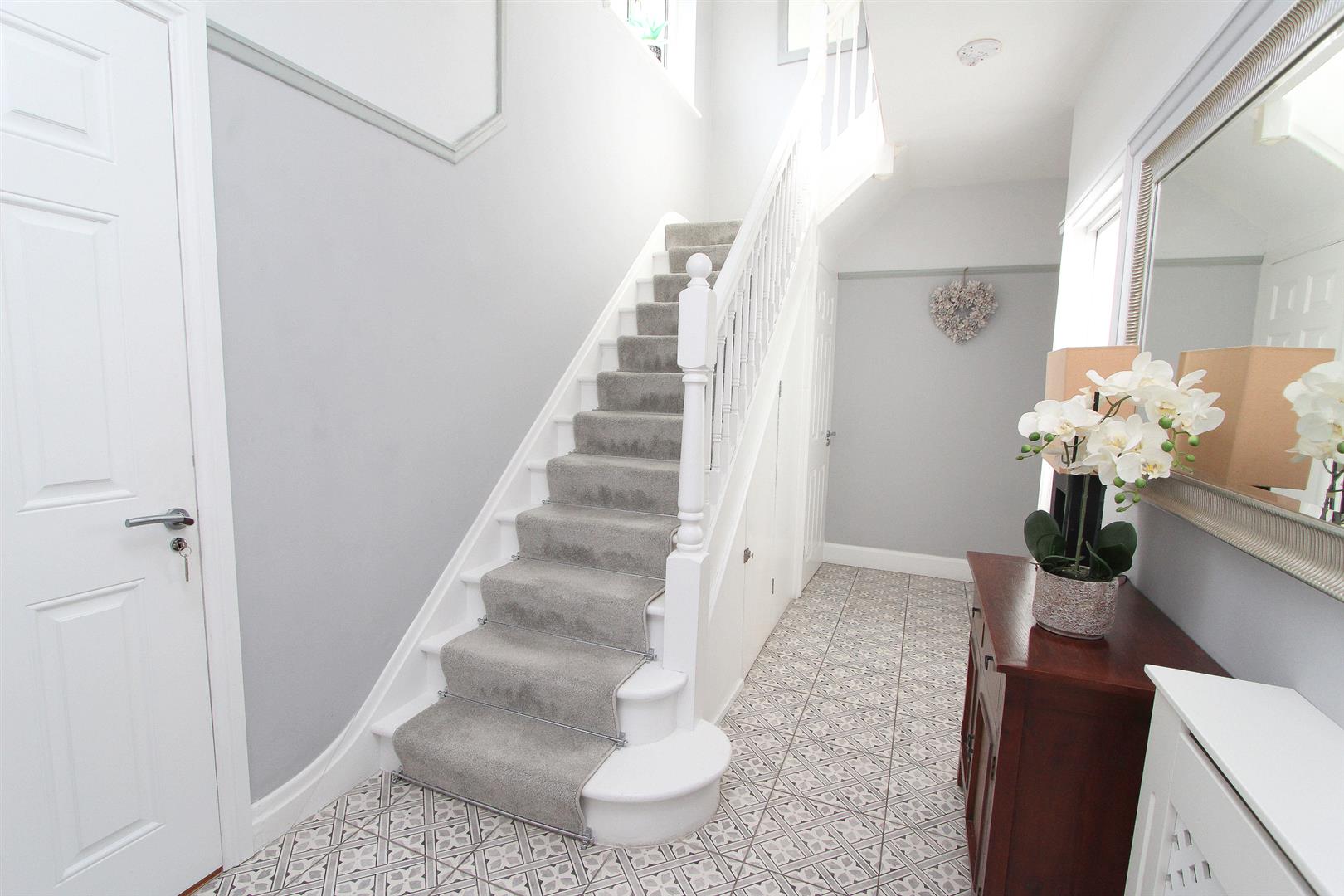 5 bed property in Sandy Lane South, Wallington
